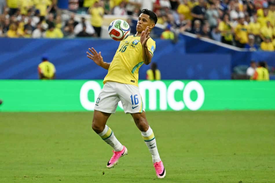 Douglas Santos, lateral da Seleção Brasileira, durante Brasil x Escócia