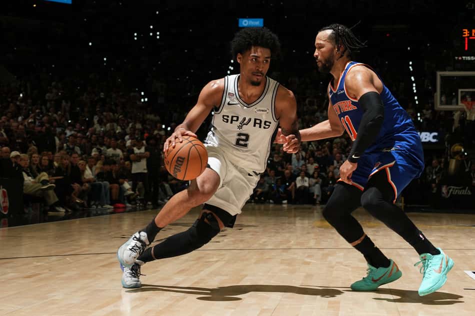 Dylan Harper enfrenta a marcação de Jalen Brunson no duelo entre Spurs e Knicks