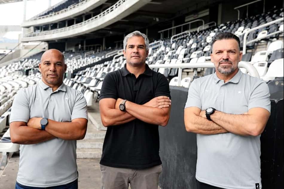 Augusto Oliveira apresentou Gladson Stwart e Jefferson da Silva (Foto: Divulgação/Botafogo)