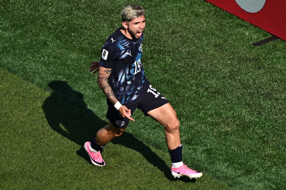 Julio Enciso correndo para comemorar gol