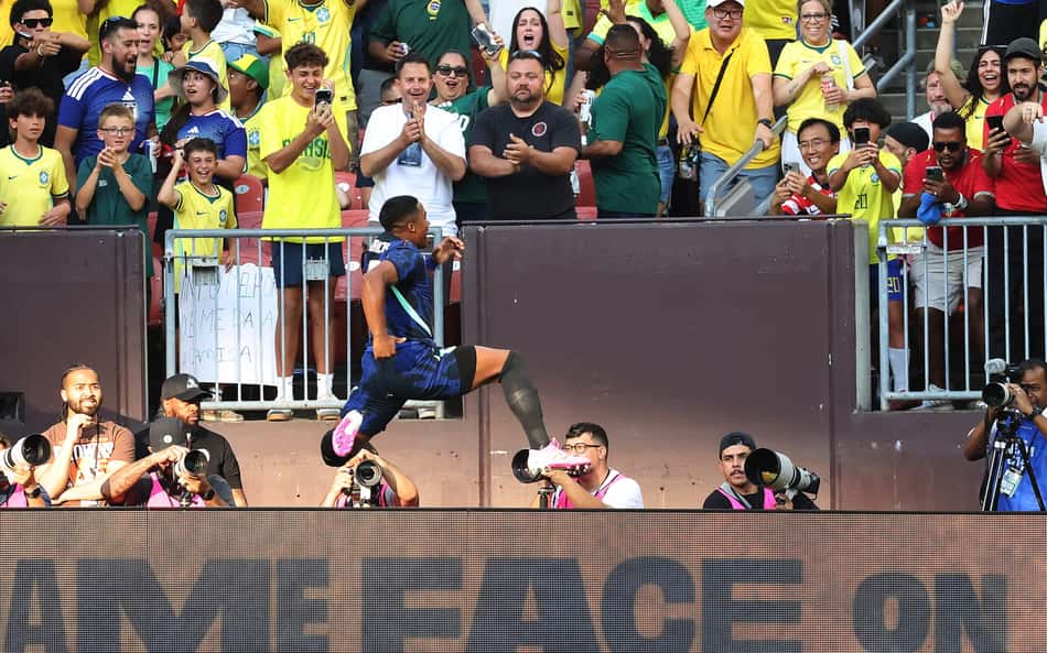 Endrick comemora gol que colocou o Brasil novamente à frente do Egito