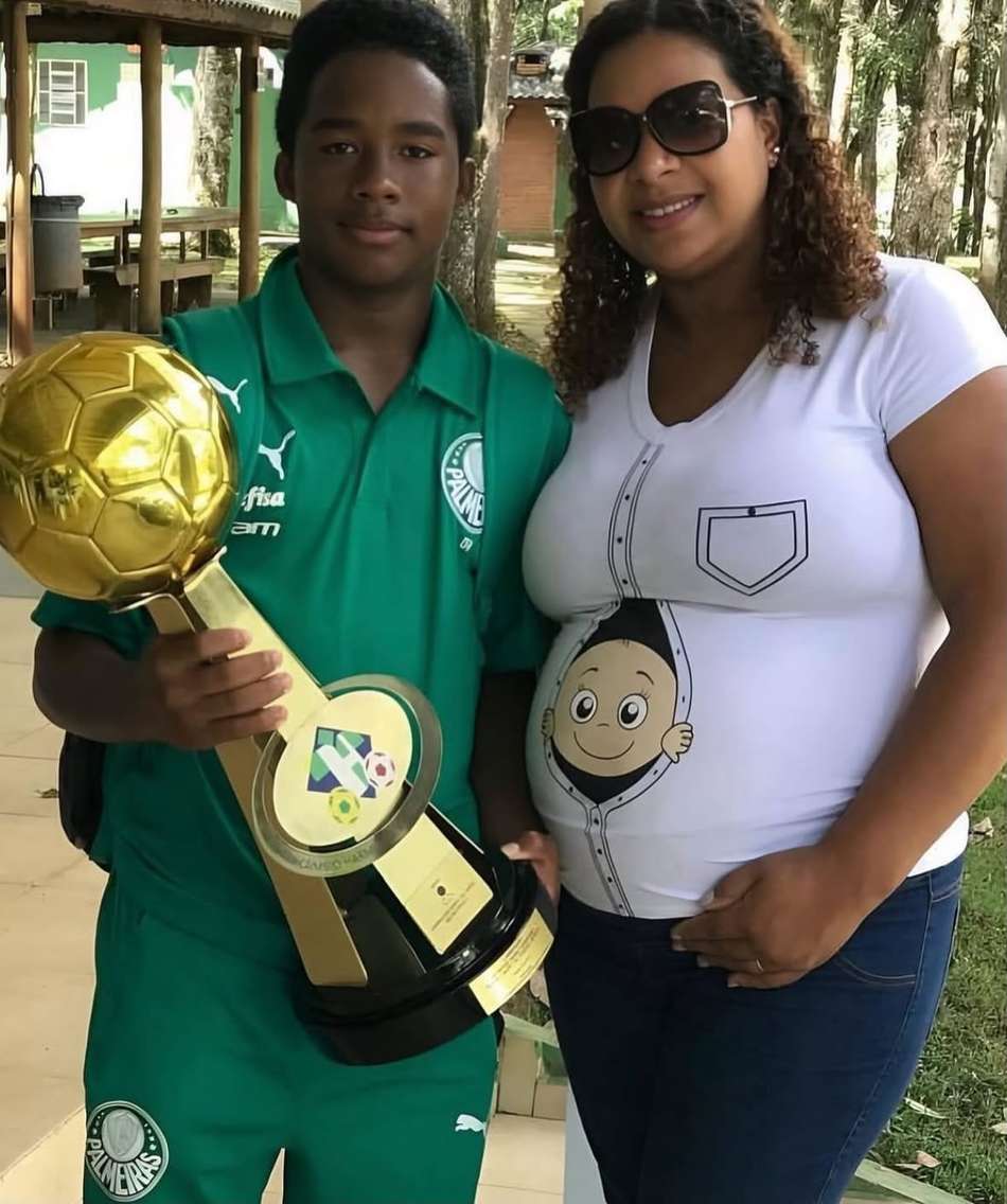 Cíntia ao lado de Endrick na época que o jovem jogava na base do Palmeiras (Foto: Arquivo pessoal)
