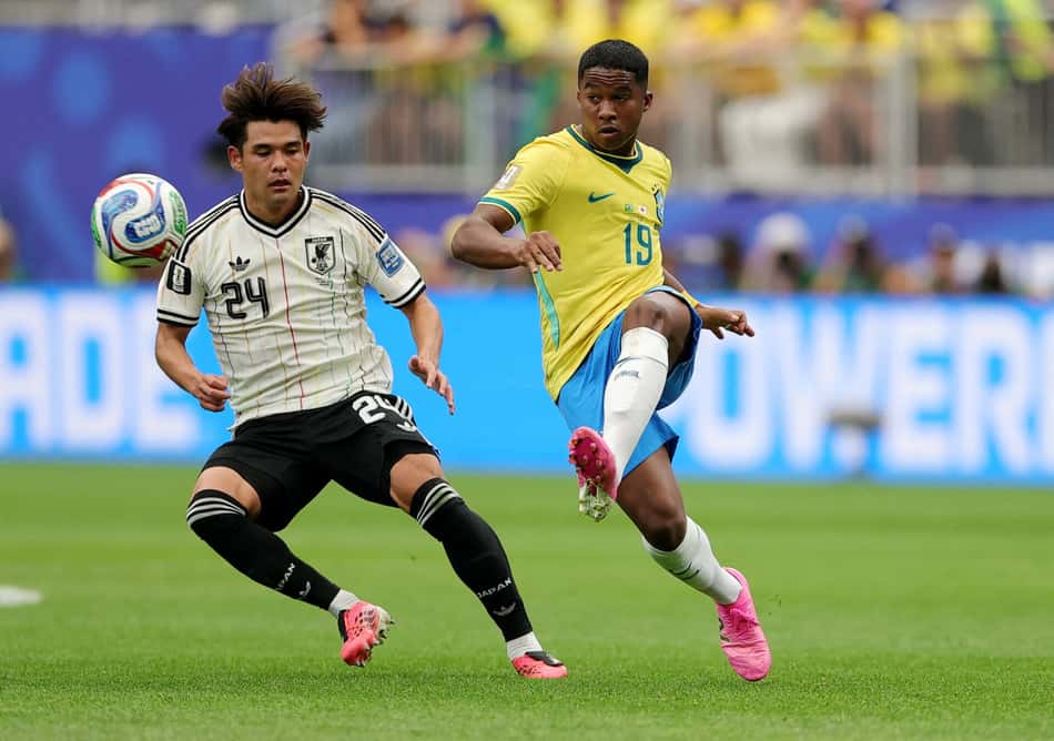 Endrick, camisa 19, em disputa de bola com jogo com o Japão