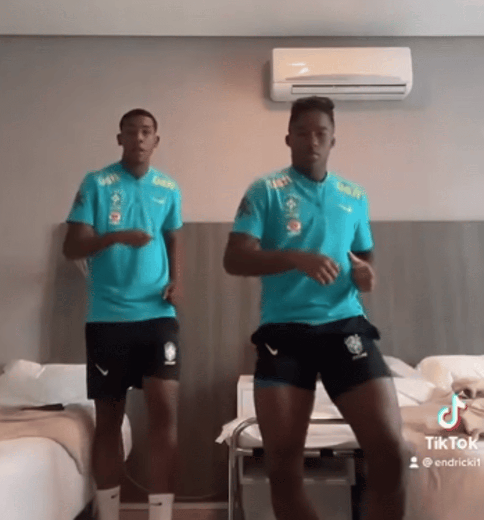 Endrick e Rayan fazem coreografia de dança na concentração da Seleção Brasileira de base