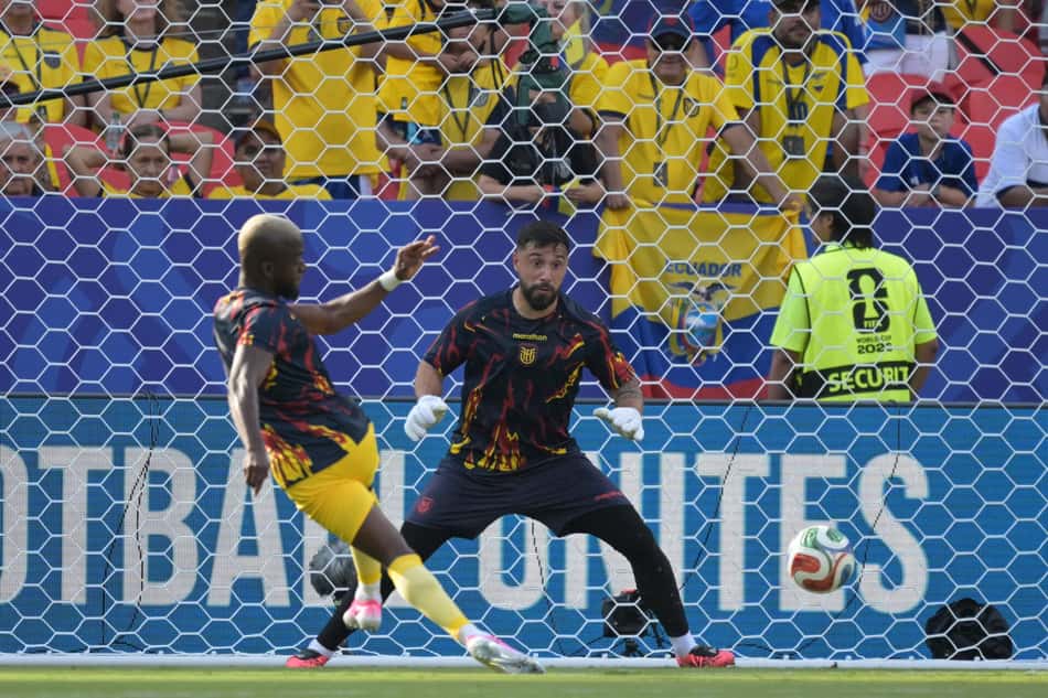 Enner Valencia no aquecimento entre Equador x Curaçao