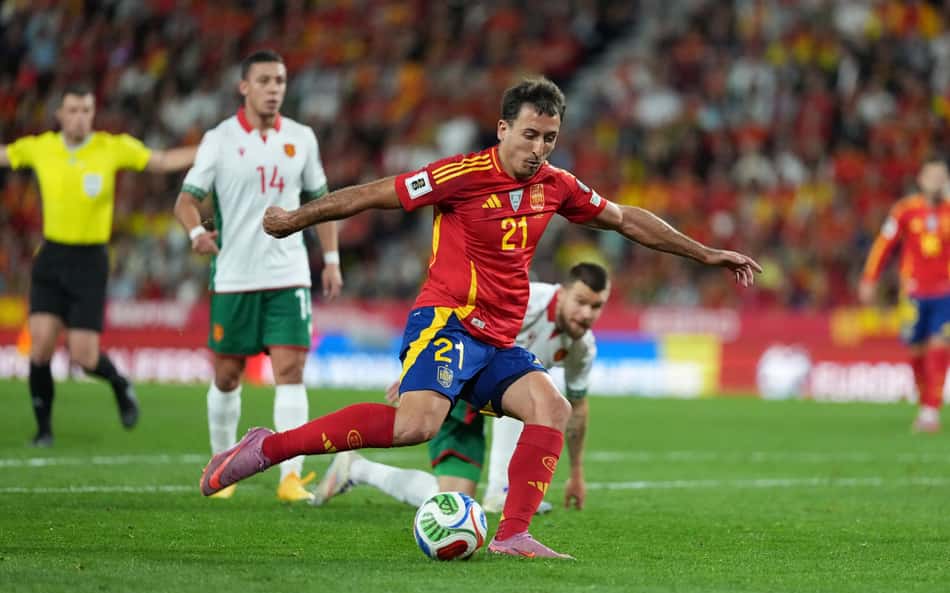 Mikel Oyarzabal em ação durante Espanha x Bulgária pelas Eliminatórias da Copa
