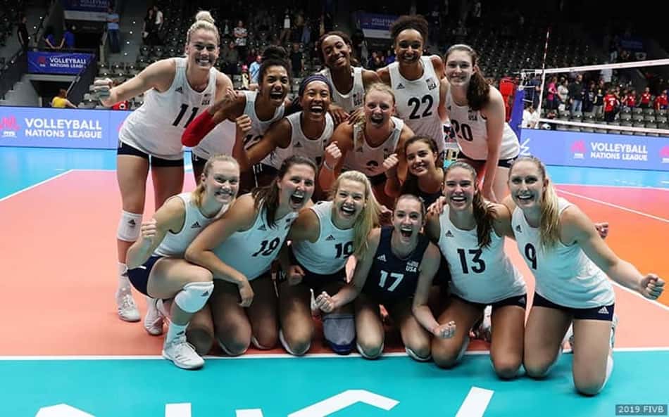 Elenco dos Estados Unidos no segundo título da VNL (Foto: Divulgação/FIVB)
