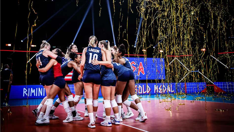 Jogadoras dos Estados Unidos comemoram o tricampeonato da VNL (Foto: Volleyball World)