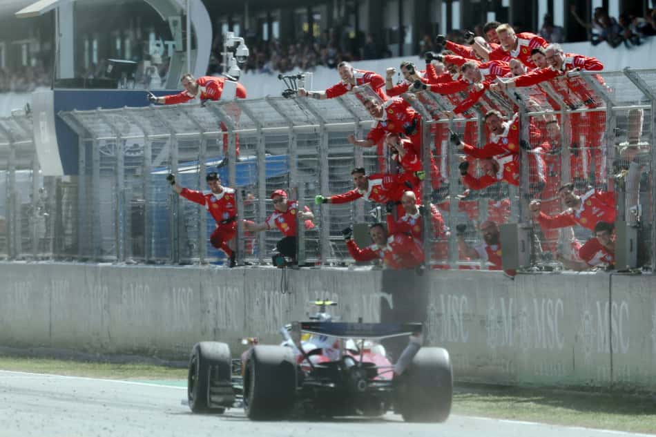 Lewis Hamilton, da Ferrari, vence GP de Barcelona na F1 2026 (Foto: Lluis GENE / AFP)