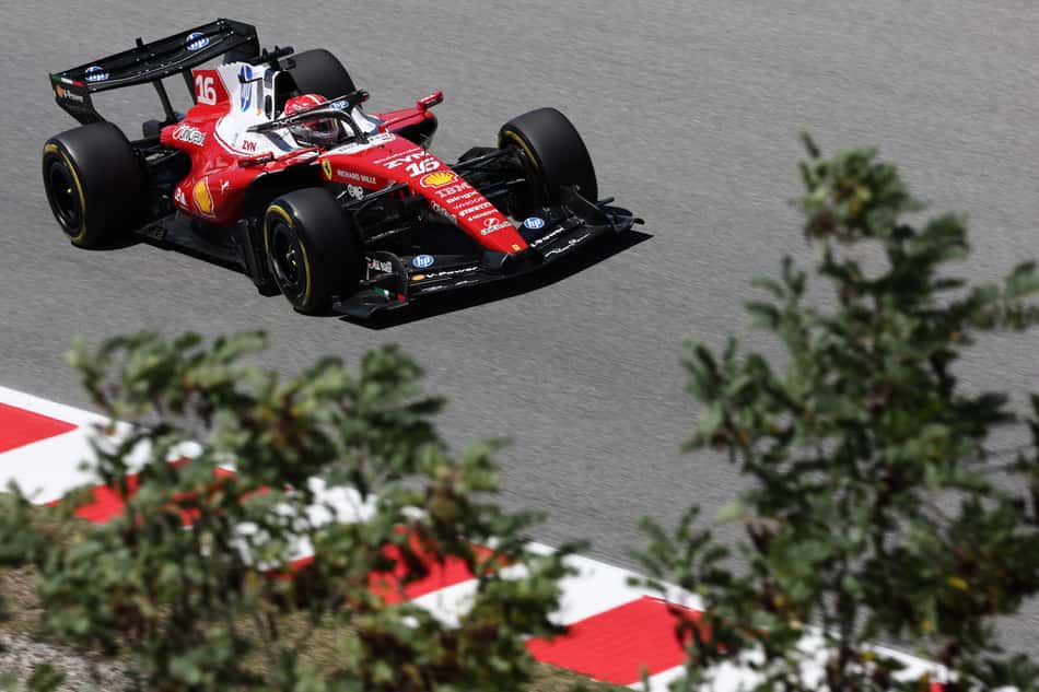 Charles Leclerc em ação no GP de Barcelona na F1 2026 (Foto: Josep LAGO / AFP)