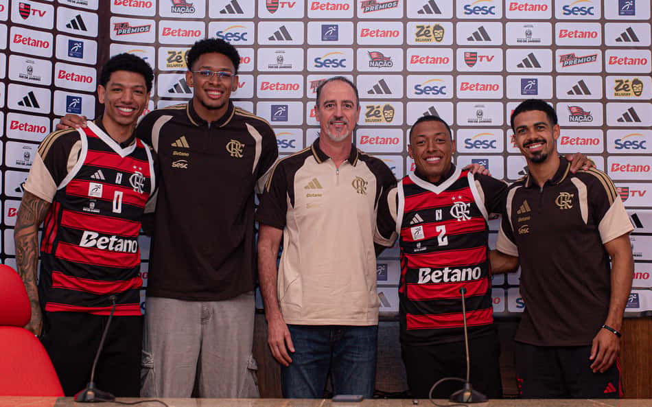 Didi Louzada, Ruan, Demétrius, Yago dos Santos e Alexey em apresentação do Flamengo (Foto: Paula Reis/CRF)