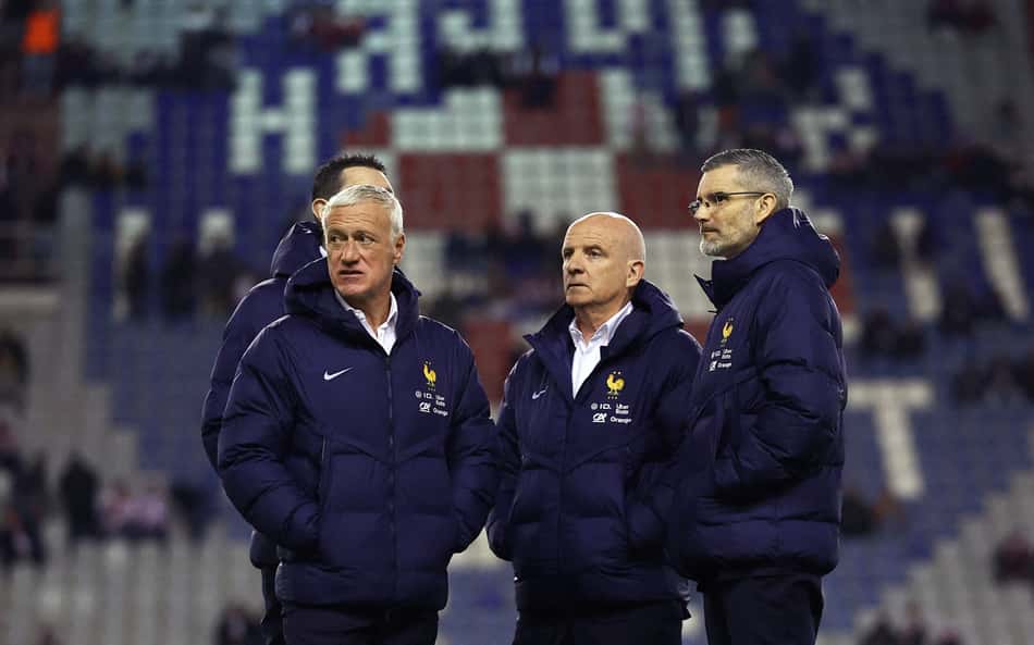 Didier Deschamps junto com sua comissão técnica usando uniformes azuis da seleção da França