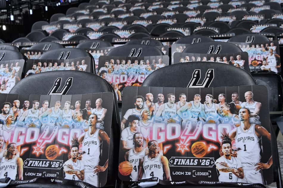 Pôsteres do San Antonio Spurs dispostos nos assentos do Frost Bank Center