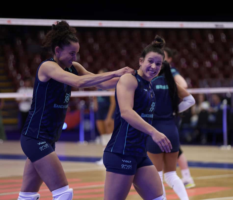 Gabi brinca com Bruninha em treino da Seleção na véspera da VNL (Foto: Divulgação/ CBV)