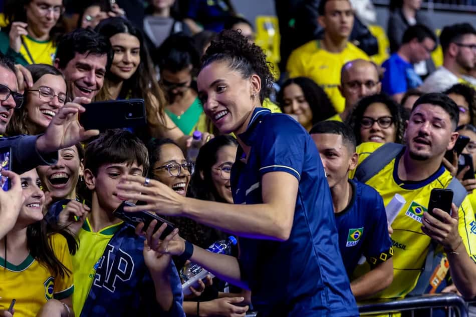 A capitã Gabi Guimarães atende os torcedores durante etapa de Brasília da VNL