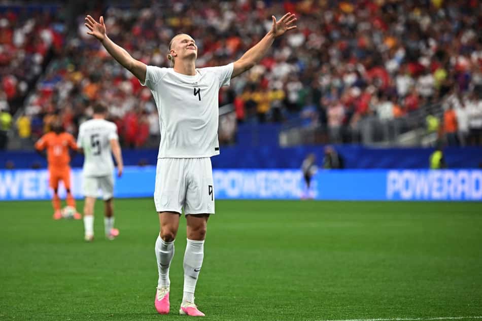 De braços abertos e de uniforme branco, Haaland comemora gol marcado para a Noruega contra Costa do Marfim nos 16 avos de final da Copa do Mundo de 2026