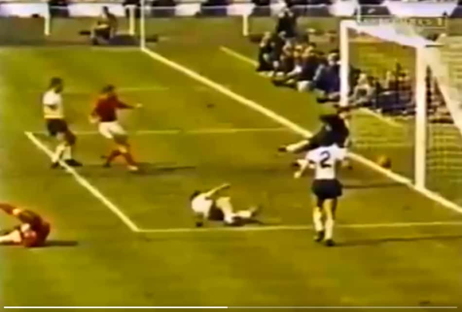 Gol polêmico da Inglaterra sobre a Alemanha na final da Copa do Mundo de 1966 (Foto: Reprodução)