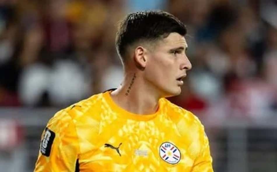 Orlando Gill, goleiro do Paraguai, de camisa amarela em jogo pela Copa do Mundo