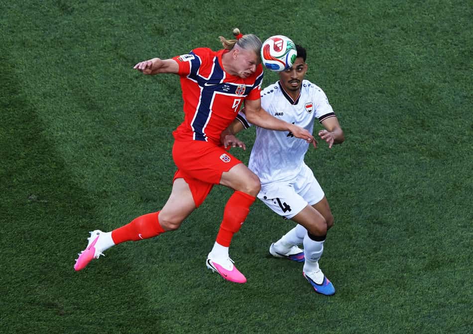 Haaland em ação no jogo da Noruega contra o Iraque pela Copa do Mundo