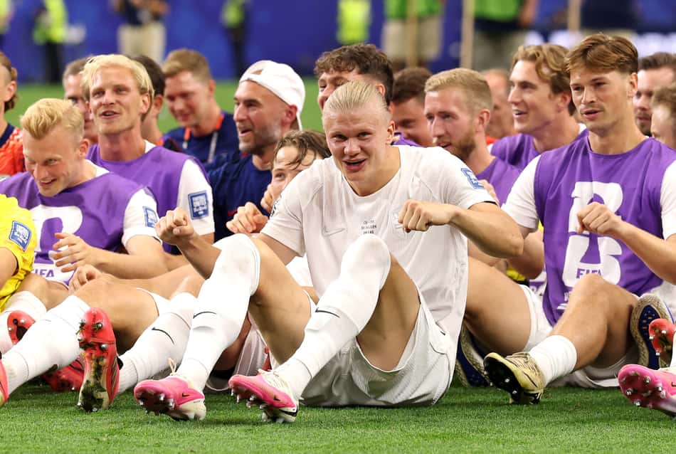 Jogadores da Noruega fazem tradicional comemoração "remando" no gramado após a vitória siobre a Costa do Marfim na Copa do Mundo