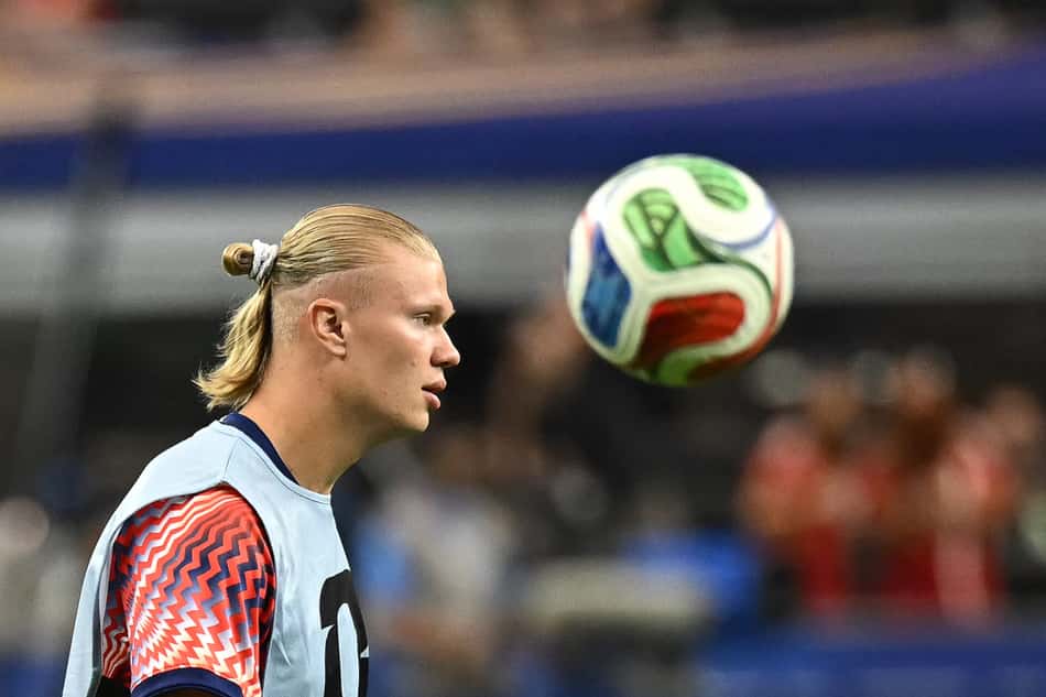 O atacante norueguês, Erling Braut Haaland, aquece antes da partida da fase de 32 da Copa do Mundo de 2026 entre Costa do Marfim e Noruega.