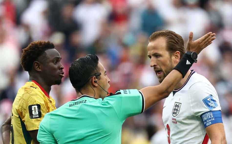 Harry Kane, da Inglaterra, reclama com o árbitro em duelo contra Gana pela Copa do Mundo
