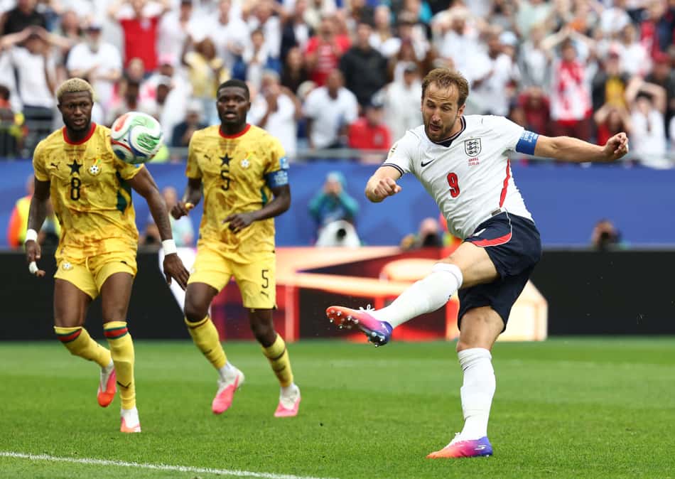 Harry Kane, da Inglaterra, finaliza durante jogo contra Gana pela Copa do Mundo