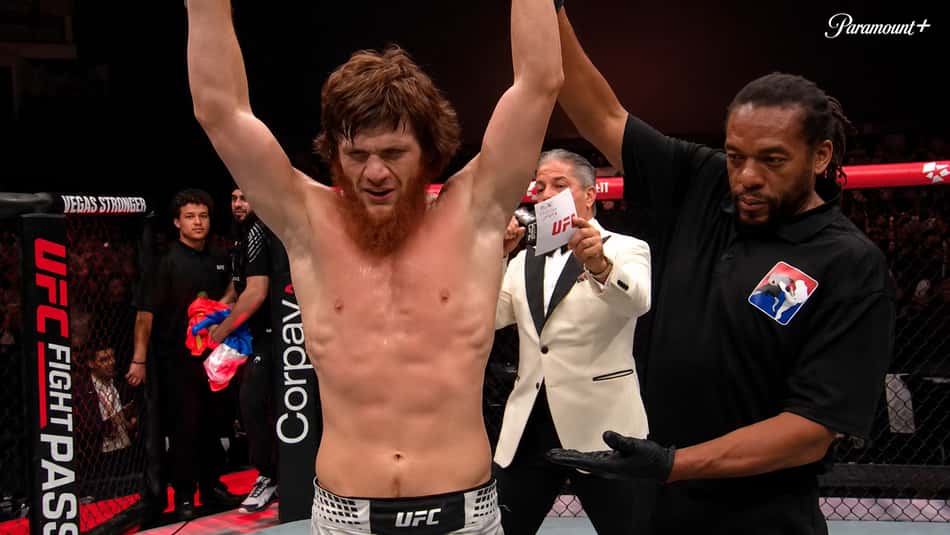 Herb Dean levanta o braço de Shara Magomedov no UFC Baku