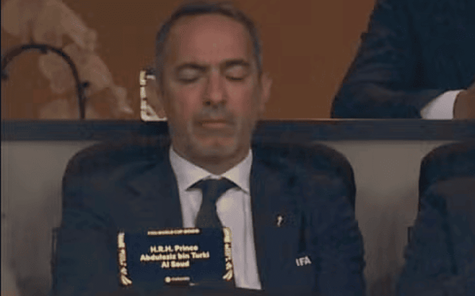 Youri Djorkaeff dormindo durante Espanha x Arábia Saudita. (Reprodução/internet)