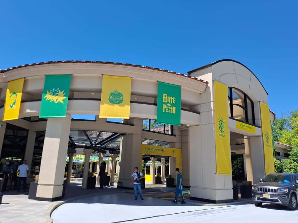 Hotel da Seleção Brasileira nos Estados Unidos com bandeiras verdes e amarelas 