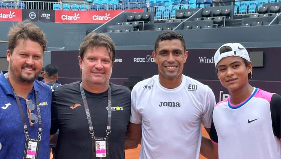 Guto Miguel (d) com os técnicos Santos Dumont e Kike Grangeiro e o Thiago Monteiro no Rio Open de 2024 (Reprodução)
