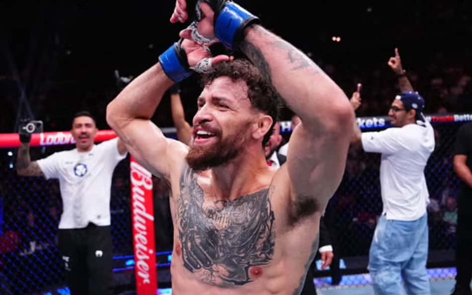 Mauricio Ruffy comemora a vitória sobre Rafael Fiziev no UFC 325 em janeiro de 2026. (Foto: Jeff Bottari/Zuffa LLC)
