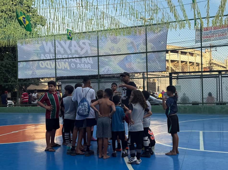 Darlan convidou jogadores do Vasco do Sub-8 para participarem da gravação do clipe