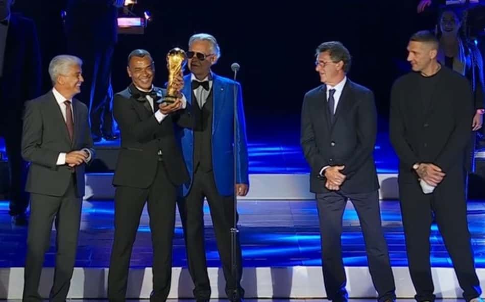 Os brasileiros Bebeto e Cafu ao lado de Andrea Bocelli, Mario Kempes e Materazzi (Foto: Reprodução)