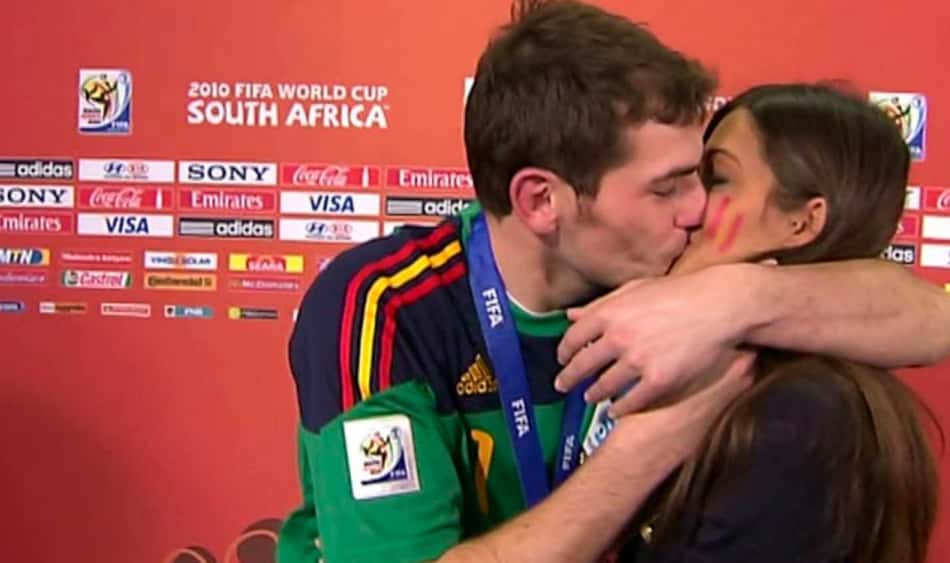 Casillas e Sara Carbonero e o beijo após a final da Copa de 2010, na África do Sul (Reprodução)