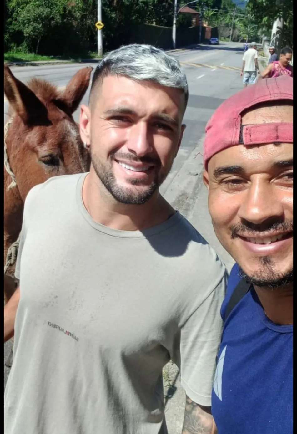 Arrascaeta em foto com torcedor enquanto tirava um cavalo da rua em vargem Grande, no Rio de Janeiro