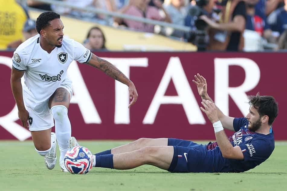 Vitinho, do Botafogo, em lance com Kvaratskhelia (Foto: Vítor Silva/Botafogo)