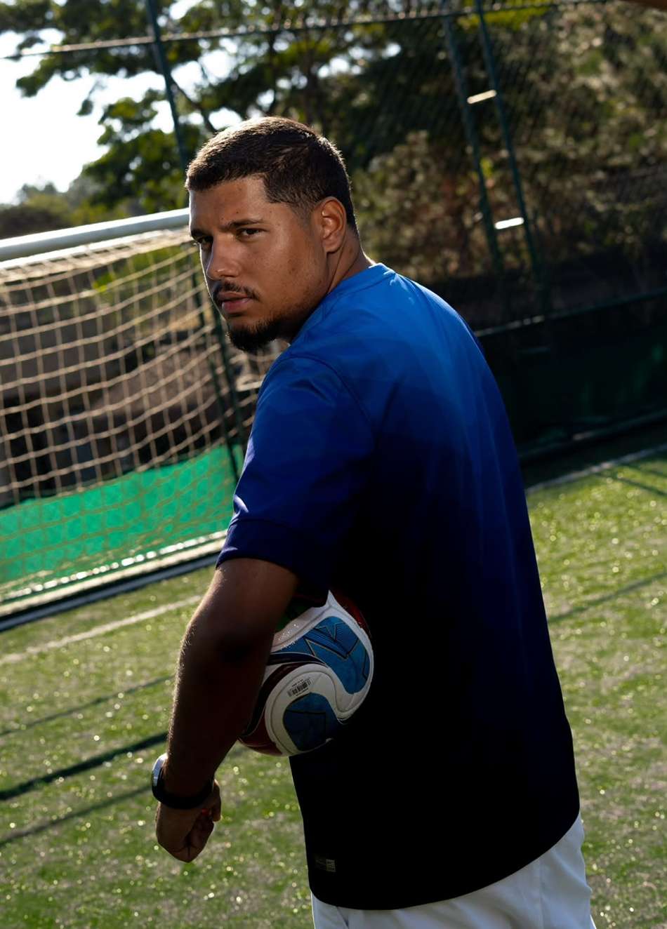 Lucas Tylty segura bola Trionda da Copa do Mundo de costas