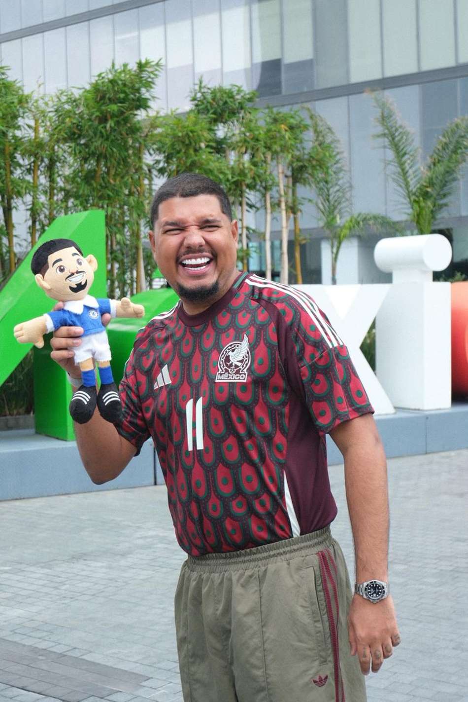 Lucas Tylty segura mascote