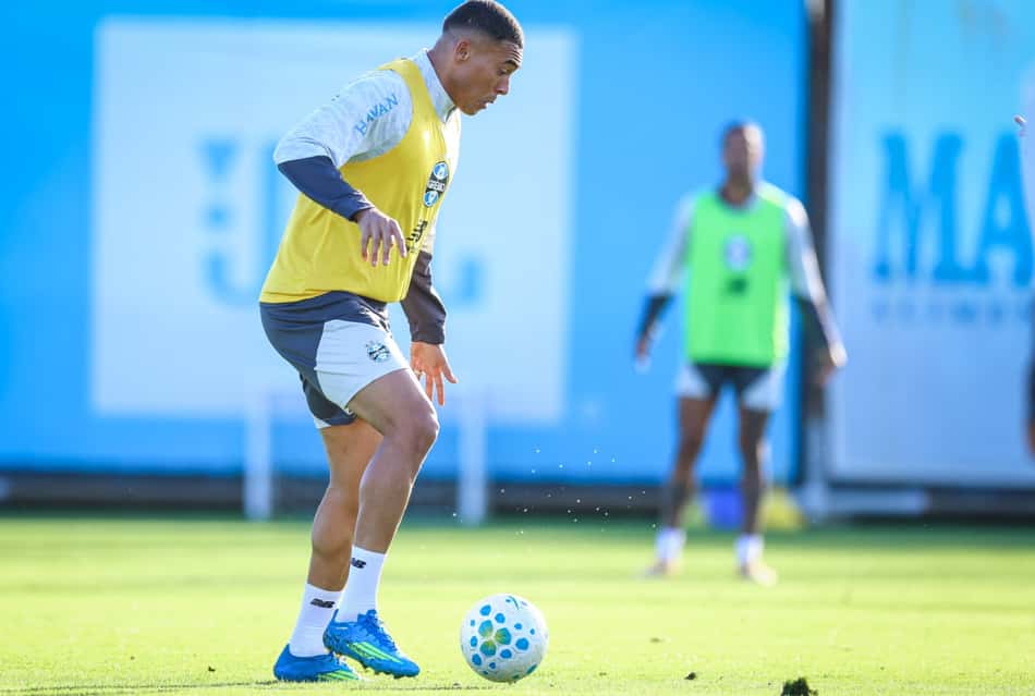 Carlos Vinicius em treino do Grêmio