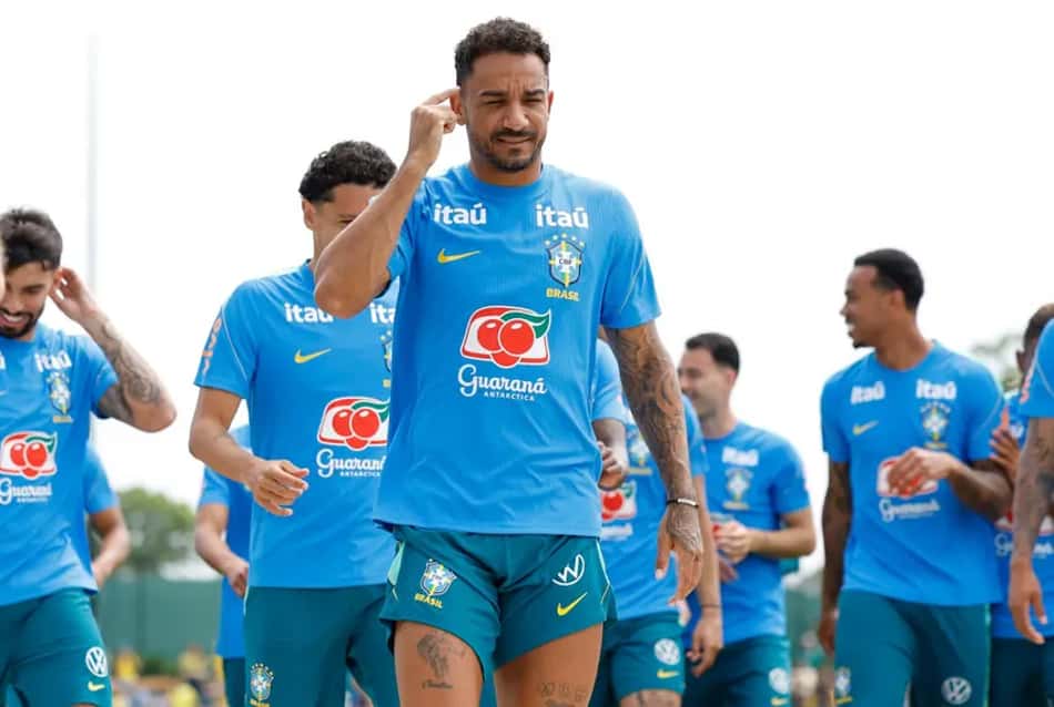 Danilo em treino da Seleção brasileira