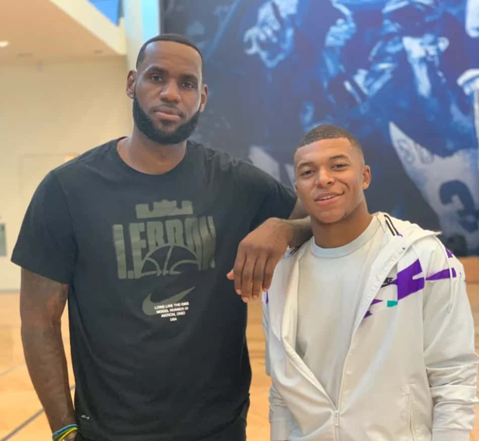 Kylian Mbappé, camisa 10 da seleção francesa, ao lado de LeBron James