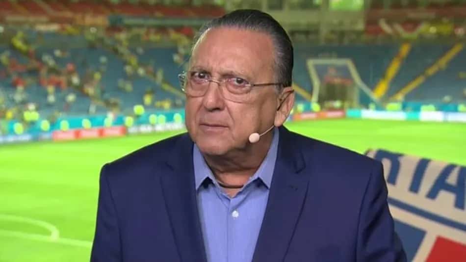 Galvão Bueno de óculos e microfone de terno durante transmissão
