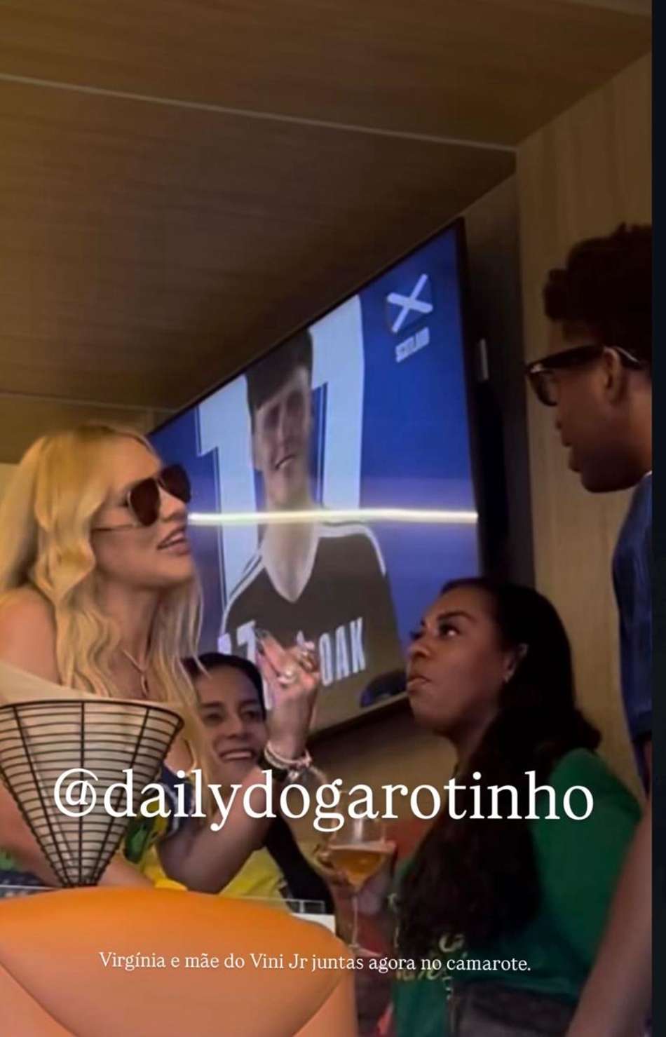Virginia Fonseca e Fernanda Cristina, mãe de Vini Jr, assistindo o jogo contra Escócia em um camarote no Hard Rock Stadium