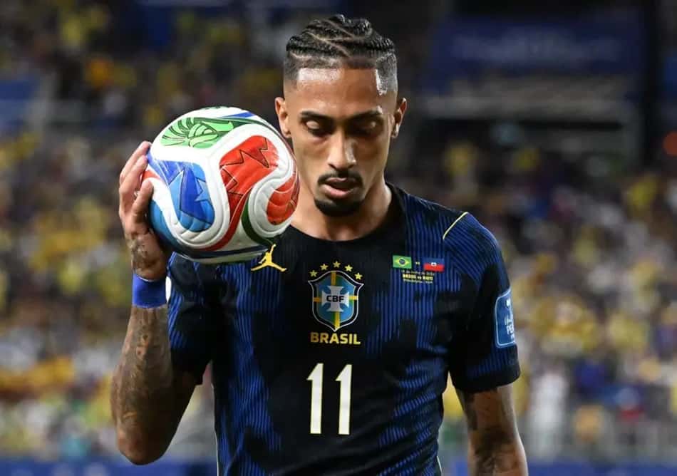 Raphinha segura a bola durante Brasil x Haiti