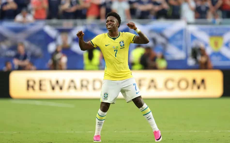 Vini Jr celebrando durante o jogo entre Brasil e Escócia na Copa do Mundo