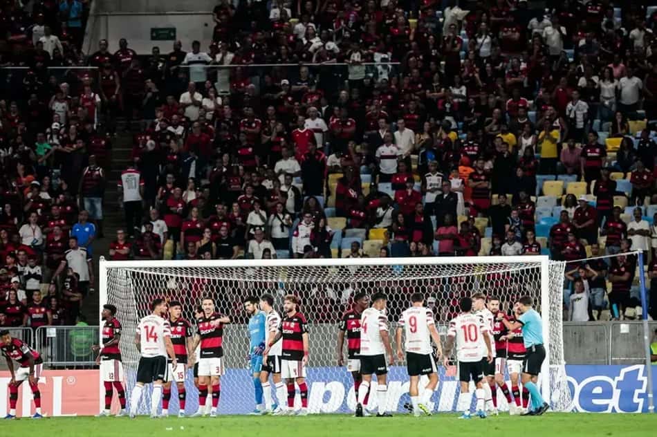 Jogadores de Flamengo e Estudiantes durante o primeiro tempo