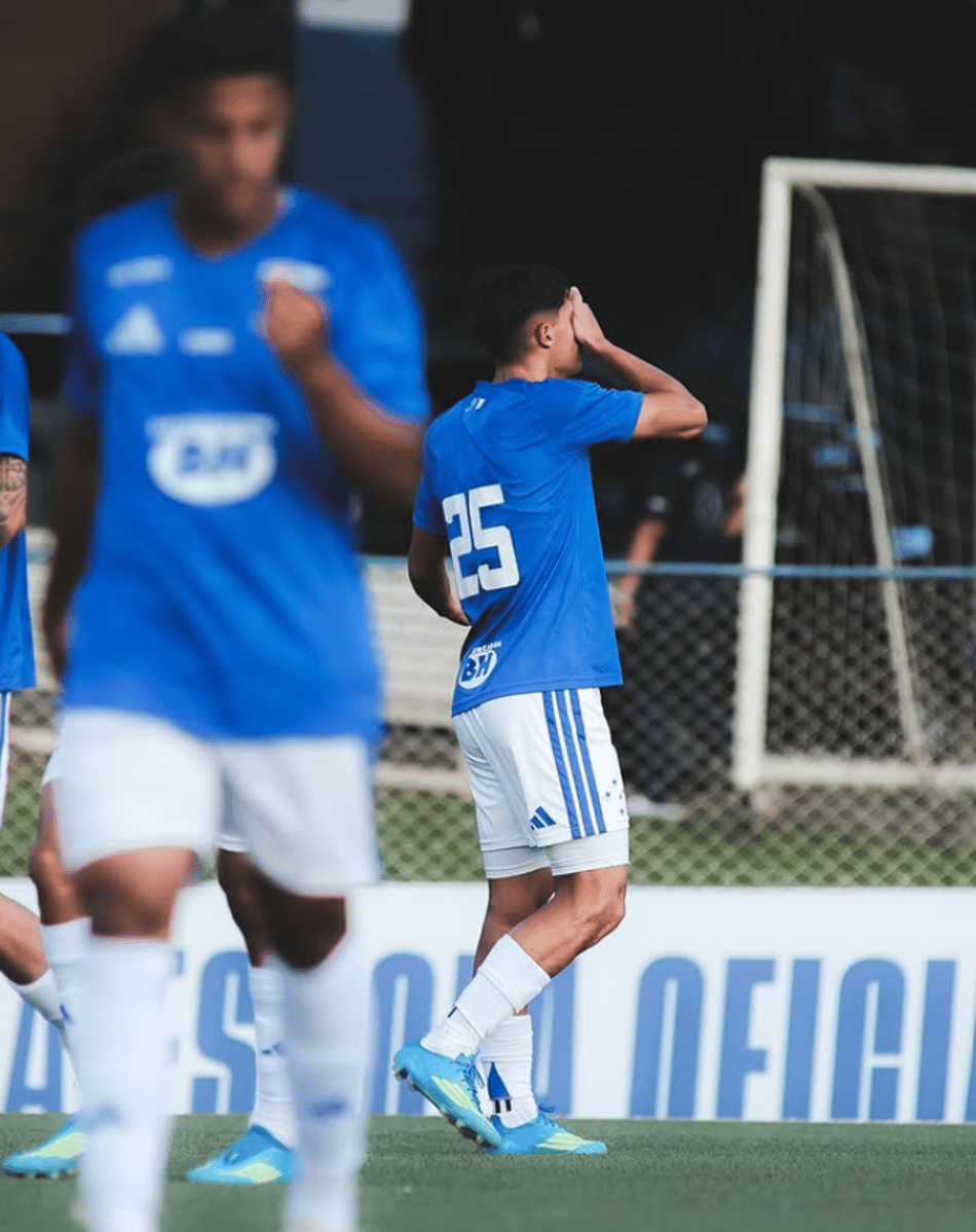 André comemora gol do Cruzeiro em jogo realizado na Toca da Raposa II (Foto: Divulgação Cruzeiro)
