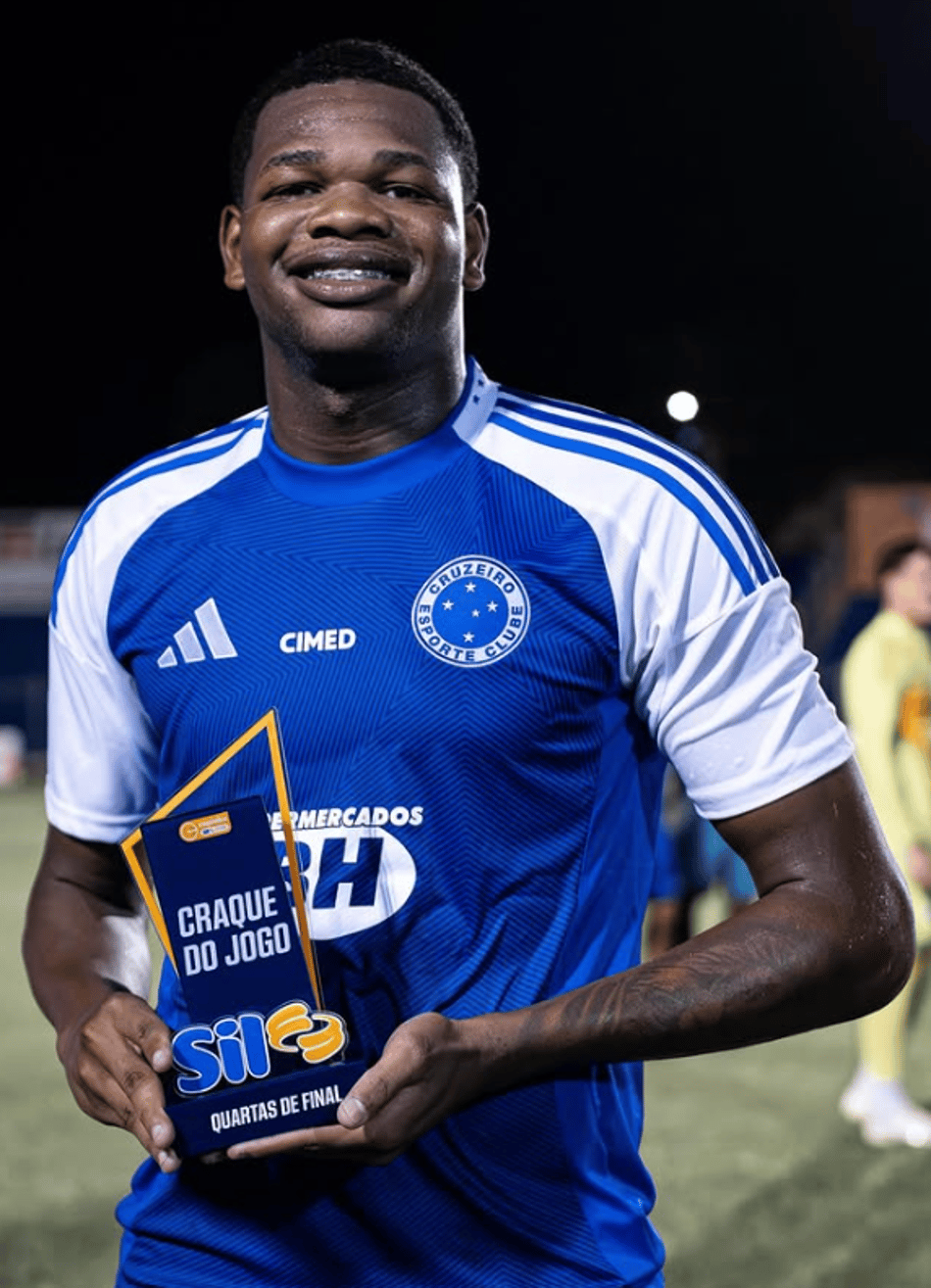 Kaiquy com troféu de craque do jogo em partida pela Copinha