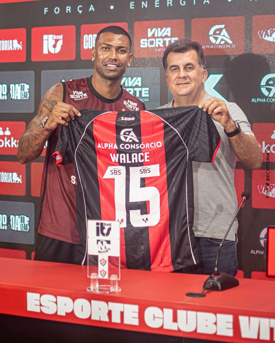 Walace, emprestado pelo Cruzeiro ao Vitória, posa ao lado do presidente do clube